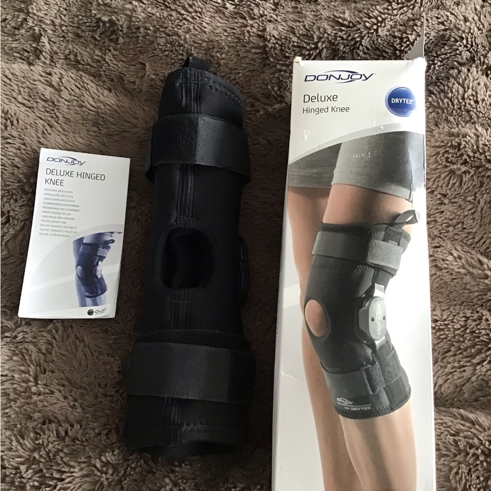 DonJoy Deluxe Hinged Knee Brace - Black